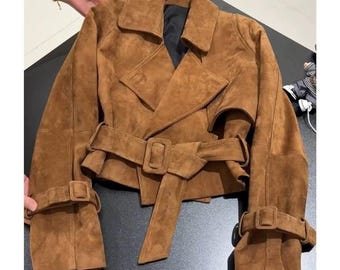 Jaqueta trench coat cropped artesanal em camurça marrom | Estilo motoqueiro com cinto
