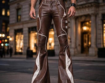 Calça flare masculina marrom em couro sintético | Corrente estilo motociclista, painéis acolchoados, fivelas