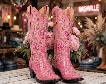 Botas de cowboy Croc com bordado floral rosa | Estilo country de Nashville