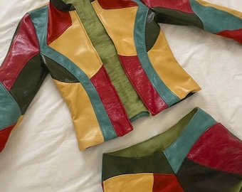 Conjunto artesanal em couro com blocos de cores | Jaqueta estilo motoqueiro retrô dos anos 70 + shorts curtos