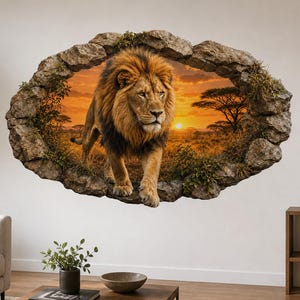 Könnte beinhalten: Ein Wandaufkleber mit einem 3D-Effekt, der ein Loch in einer Felswand zeigt, durch das ein männlicher Löwe bei Sonnenuntergang durch eine Savanne läuft. Der Löwe hat eine dicke goldene Mähne und braunes Fell. Der Hintergrund zeigt einen orangefarbenen Himmel.