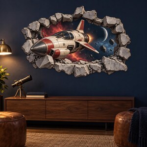 Pode incluir: Um adesivo de parede com uma nave espacial branca e vermelha voando através de um buraco irregular em uma parede. A cena retrata um fundo de espaço profundo com uma lua crescente, asteroides flutuantes e uma nebulosa vermelha vibrante.