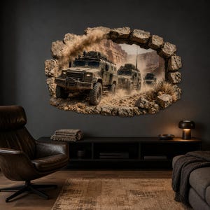 Puede incluir: Un vinilo decorativo con un efecto 3D de agujero en una pared de piedra, que muestra una escena desértica con tres vehículos militares blindados de color verde oliva circulando entre polvo y terreno rocoso, frente a paredes de cañón.
