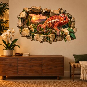Puede incluir: Un vinilo decorativo con efecto 3D de un agujero en una pared de piedra que revela una escena de selva tropical al atardecer. Un camaleón de colores rojo y naranja vibrantes descansa sobre una rama, rodeado de follaje verde y orquídeas blancas.