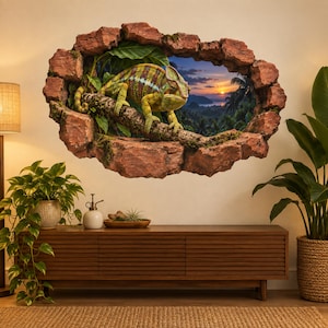 Könnte beinhalten: Ein Wandaufkleber mit einem 3D-Effekt-Loch in einer Ziegelwand, das eine tropische Landschaft mit einem Sonnenuntergang über dem Ozean zeigt. Ein grünes und gelbes Chamäleon sitzt auf einem Ast, umgeben von üppigen grünen Blättern.