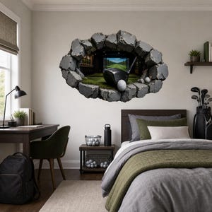 Puede incluir: Un adhesivo de pared con un efecto 3D de agujero en una pared de piedra gris, que revela una escena de simulador de golf con un driver negro, una pelota de golf blanca sobre un tee y un fairway verde. El diseño crea una ilusión de profundidad.