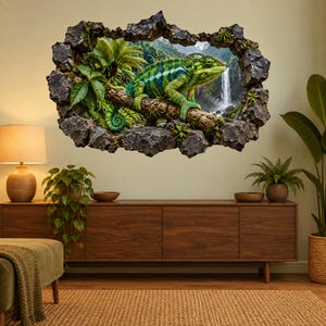 Puede incluir: Un vinilo decorativo con efecto 3D que muestra un agujero en una pared de roca, revelando una escena de selva tropical con un camaleón verde y azul posado en una rama cubierta de musgo, rodeado de follaje verde y una cascada lejana.