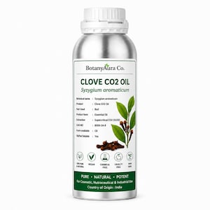 Puede incluir: Una botella de metal plateado con tapa blanca que contiene aceite de clavo CO2 de BotanyAura Co. La etiqueta muestra el texto Syzygium aromaticum, detalles botánicos e iconos que indican que es vegano, libre de químicos y libre de crueldad.