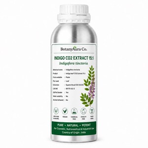 Peut inclure: Une bouteille en métal argenté avec un bouchon à vis blanc, portant une étiquette BotanyAura Co. Indigo CO2 Extract 15:1. L'étiquette indique le nom botanique Indigofera tinctoria, des détails sur le produit, une illustration de plante et des icônes.