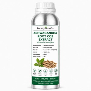 Op de afbeelding: Een zilverkleurige metalen fles met een witte schroefdop, voorzien van een etiket met de tekst BotanyAura Co. ASHWAGANDHA ROOT CO2 EXTRACT Withania Somnifera, technische specificaties, een afbeelding van wortels en groene iconen.