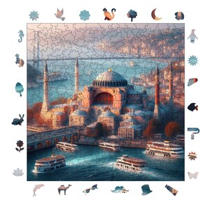 Può includere: Un puzzle che raffigura una vista panoramica di Santa Sofia a Istanbul al tramonto, con diverse imbarcazioni passeggeri che navigano sull'acqua in primo piano e un ponte in lontananza. Il puzzle include diversi pezzi dalle forme uniche.