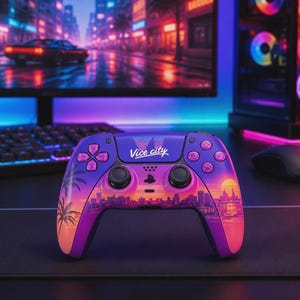 Puede incluir: Un mando de videojuegos inalámbrico con acabado en degradado morado y naranja, gráfico de horizonte urbano al atardecer, siluetas de palmeras y el texto Vice city impreso en blanco sobre el panel táctil central con botones negros.
