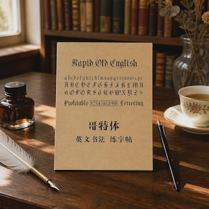 Può includere: Un libretto di esercizi rettangolare color marrone chiaro intitolato Rapid Old English con lettere gotiche, numeri e caratteri cinesi stampati in nero. Il libretto è esposto con una penna d'oca bianca, un calamaio e una tazza da tè.