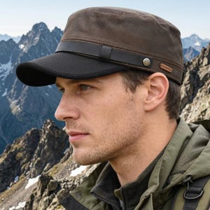 以下が含まれることがあります： ダークブラウンのクラウンとコントラストカラーのブラックのブリムが特徴的なミリタリースタイルのカデットキャップ。フロントにはダークブラウンのレザー調の細いストラップが水平に配置され、サイドの小さな金属製ボタンと長方形のブランドタグで固定されています。
