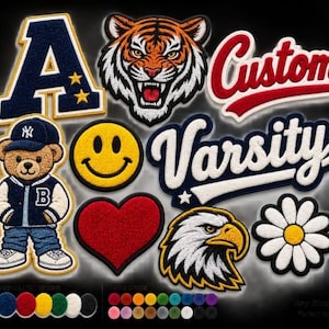 Puede incluir: Una colección de parches bordados que incluye una letra A azul marino con estrellas doradas, una cabeza de tigre, el texto rojo Custom, un oso de peluche con chaqueta universitaria, una cara sonriente amarilla, el texto blanco Varsity, un corazón rojo, una cabeza de águila y una margarita.