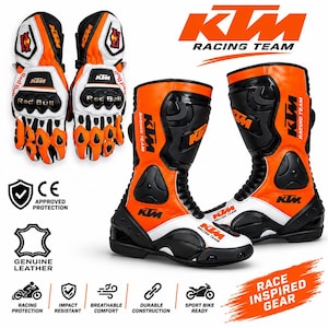 Puede incluir: Un par de guantes de moto naranjas, negros y blancos junto a un par de botas de moto altas a juego. Ambos artículos presentan el logotipo de KTM Racing Team y la marca Red Bull. El equipo incluye paneles protectores y construcción reforzada.
