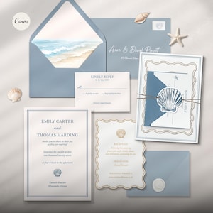 Puede incluir: Un conjunto de papelería de boda que incluye sobres azul grisáceo con un forro de acuarela de playa, tarjetas de invitación blancas con texto azul, tarjetas de recepción con bordes festoneados y un sello de cera con forma de concha marina.