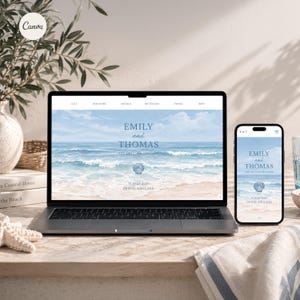 Puede incluir: Un ordenador portátil y un teléfono inteligente muestran una página web de boda con temática de playa. La pantalla muestra el texto Emily and Thomas are getting married, 15 July 2023, Devon, England, con un océano azul y una concha.