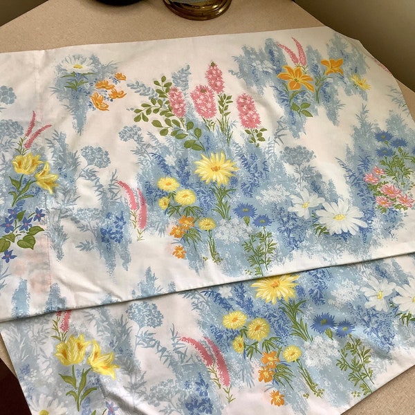 Floral Pillow Case Set of 2 from the 1980's, Feldcrest Perfection Cotton Poly Standard