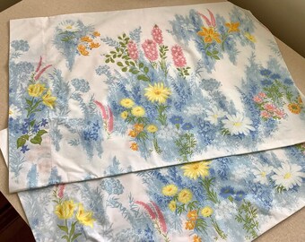 Floral Pillow Case Set of 2 from the 1980's, Feldcrest Perfection Cotton Poly Standard