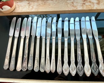 Lote de 16 cuchillos antiguos para parrilla Viande, ideales para chatarra o manualidades: estilo Art Déco floral con baño de plata.