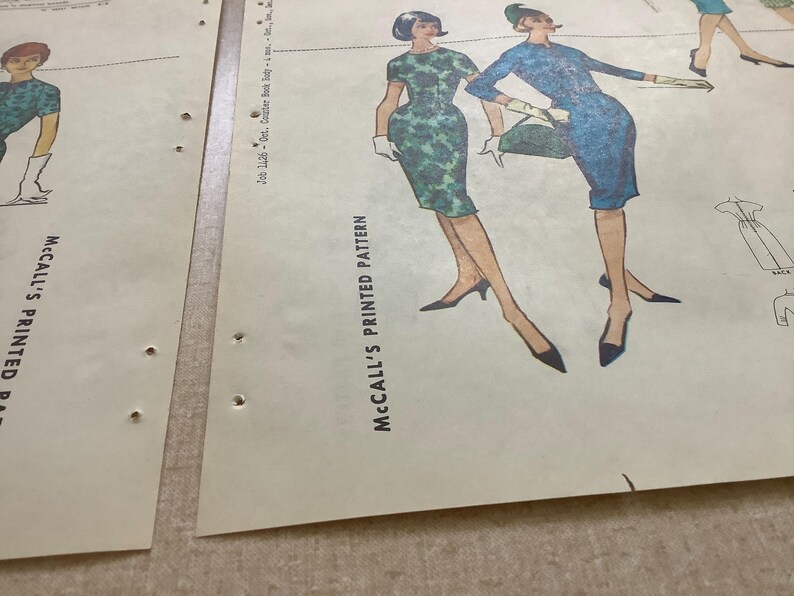 Puede incluir: Dos hojas de patr&oacute;n impreso McCall's vintage con ilustraciones de figuras vistiendo vestidos verdes y azules con accesorios a juego. El papel es de color blanco roto con texto negro y dibujos lineales detallados de la confecci&oacute;n.