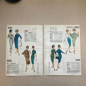 Puede incluir: Dos hojas de patrones de costura impresos vintage de McCall's con los n&uacute;meros 4592, 5153, 5073 y 5144. Cada hoja muestra ilustraciones de varios vestidos, chaquetas y faldas, junto con tablas de tallas detalladas, instrucciones y bocetos t&eacute;cnicos.