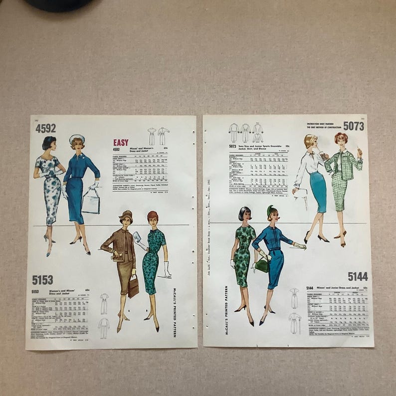 Puede incluir: Dos hojas de patrones de costura impresos vintage de McCall's con los n&uacute;meros 4592, 5153, 5073 y 5144. Cada hoja muestra ilustraciones de varios vestidos, chaquetas y faldas, junto con tablas de tallas detalladas, instrucciones y bocetos t&eacute;cnicos.