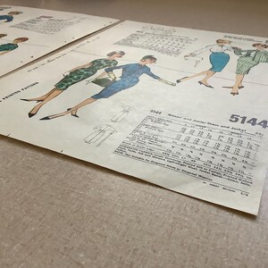 Puede incluir: Dos sobres de patrones de costura vintage de McCall's, n&uacute;meros 5144 y 5073, con ilustraciones de vestidos y chaquetas. El papel de color hueso muestra instrucciones t&eacute;cnicas de costura, requisitos de tela y tablas de tallas en tinta negra.