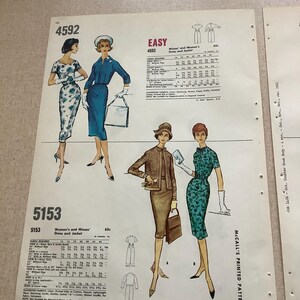 Puede incluir: Una hoja de patr&oacute;n impreso vintage de McCall's con ilustraciones de vestidos y chaquetas numeradas 4592 y 5153. El papel incluye instrucciones t&eacute;cnicas de costura, requisitos de tela y bocetos de cuatro conjuntos con accesorios como guantes y bolsos.
