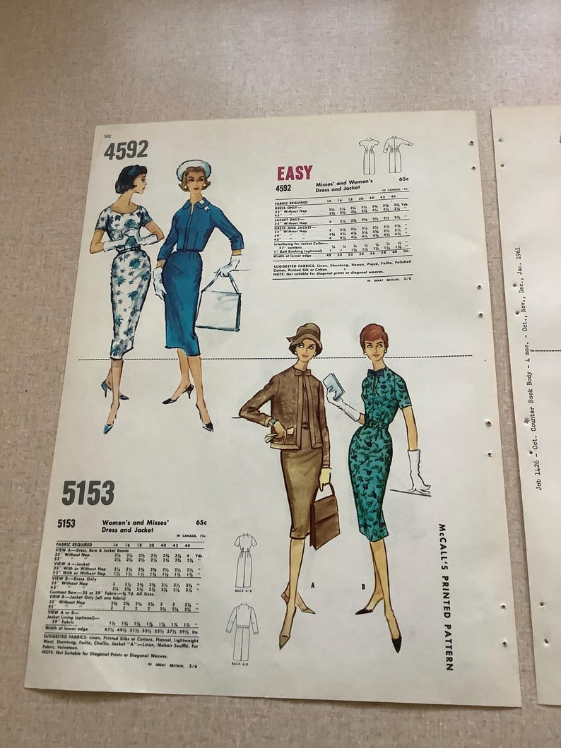 Puede incluir: Una hoja de patr&oacute;n impreso vintage de McCall's con ilustraciones de vestidos y chaquetas numeradas 4592 y 5153. El papel incluye instrucciones t&eacute;cnicas de costura, requisitos de tela y bocetos de cuatro conjuntos con accesorios como guantes y bolsos.