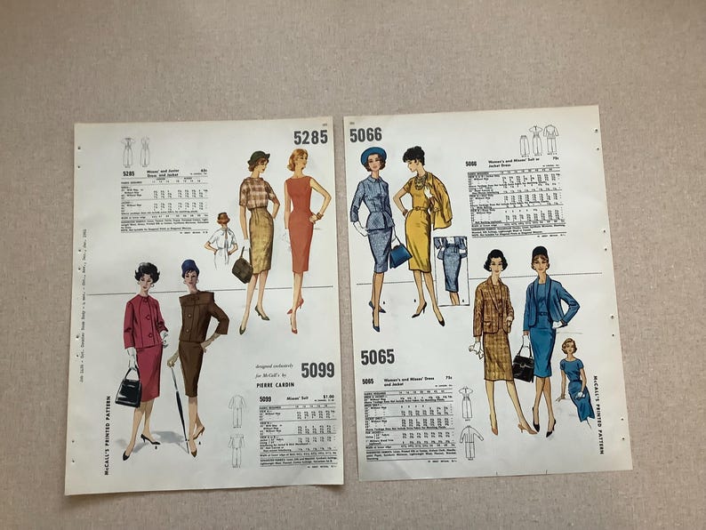 Puede incluir: Dos hojas de patrones de costura impresos vintage de McCall's con ilustraciones de varios trajes de falda y vestidos. Las hojas est&aacute;n etiquetadas con los n&uacute;meros de patr&oacute;n 5285, 5099, 5066 y 5065, e incluyen tablas de tallas, dibujos t&eacute;cnicos y texto.