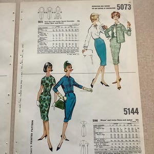 Puede incluir: Una hoja de patr&oacute;n impreso McCall's vintage que presenta dos dise&ntilde;os distintos, 5073 y 5144. El papel muestra ilustraciones t&eacute;cnicas, requisitos de tela y bocetos de moda de conjuntos que incluyen chaquetas, faldas y blusas con texto detallado.