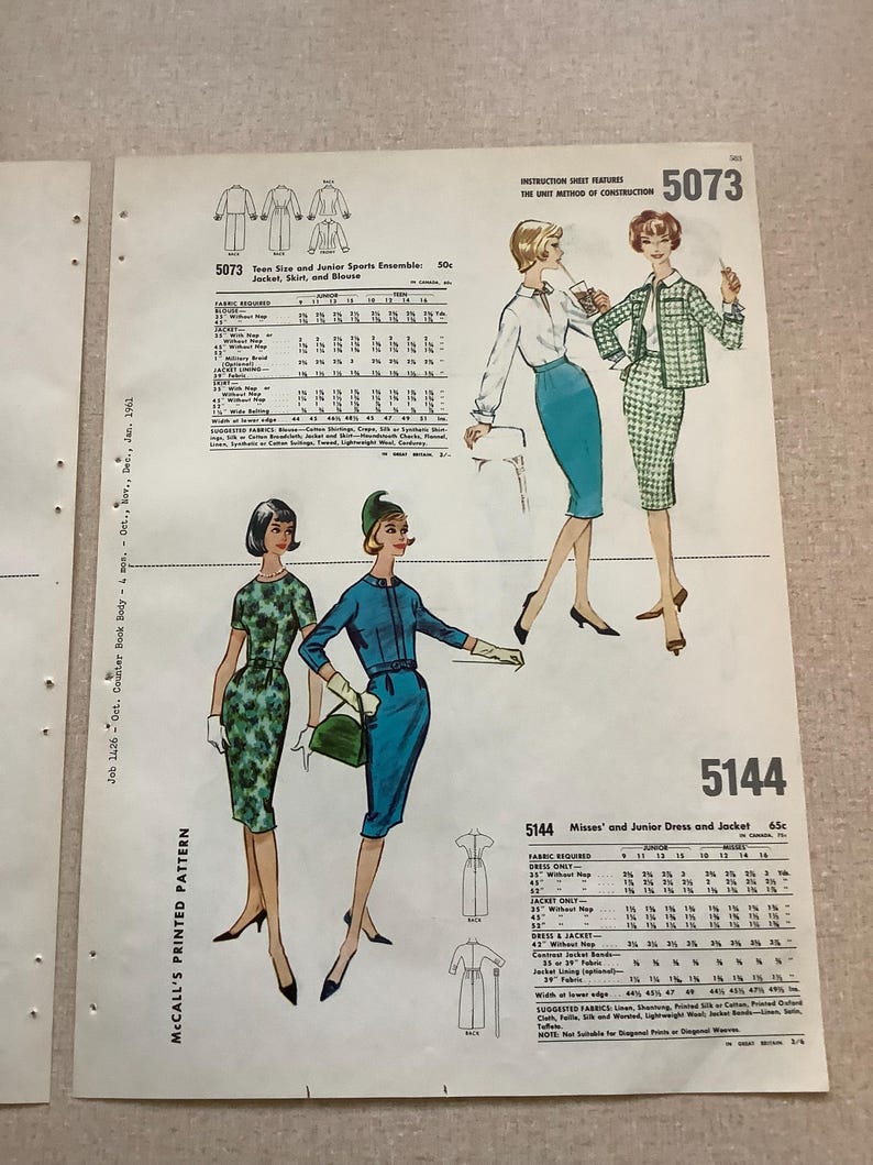 Puede incluir: Una hoja de patr&oacute;n impreso McCall's vintage que presenta dos dise&ntilde;os distintos, 5073 y 5144. El papel muestra ilustraciones t&eacute;cnicas, requisitos de tela y bocetos de moda de conjuntos que incluyen chaquetas, faldas y blusas con texto detallado.