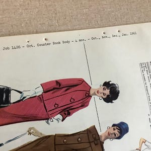 Puede incluir: Una ilustraci&oacute;n de patr&oacute;n de costura vintage que muestra un conjunto de chaqueta y falda roja con un bolso negro, junto a un conjunto de chaqueta y falda marr&oacute;n. El texto incluye Job 1426 - Oct. Counter Book Body - 4 mos. - Oct., Nov., Dec., Jan. 1961.
