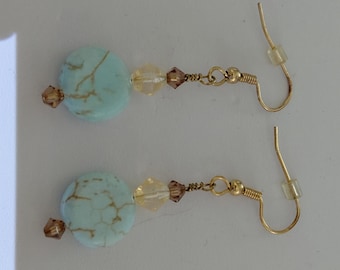 Lindos brincos de gota com cristal marrom claro e howlita azul-marinho.