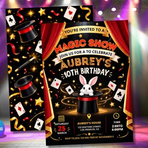 Puede incluir: Una tarjeta de invitación de cumpleaños con temática de magia que muestra un conejo blanco saliendo de un sombrero de copa negro. El diseño incluye cortinas rojas, naipes, estrellas doradas y el texto: You're invited to a magic show.