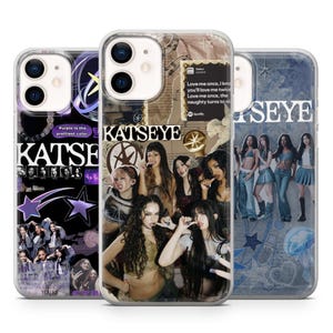 Può includere: Tre cover trasparenti per smartphone con design in stile collage del gruppo KATSEYE. I design includono ritratti fotografici dei membri del gruppo, grafiche a stella, elementi testuali e un'interfaccia di un lettore musicale Spotify.