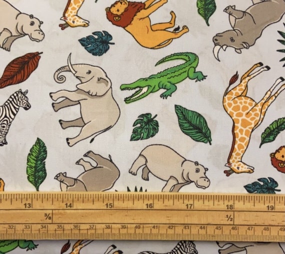 Around the World Giraffe White - Makower UK - PER QUARTER METRE Around the World Giraffe White - Makower UK - PER QUARTER METRE