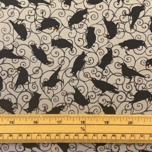 ファットクォーター 不気味な夜のハロウィーン 黒いカラスが描かれたグレーの 100% コットン キルティング生地