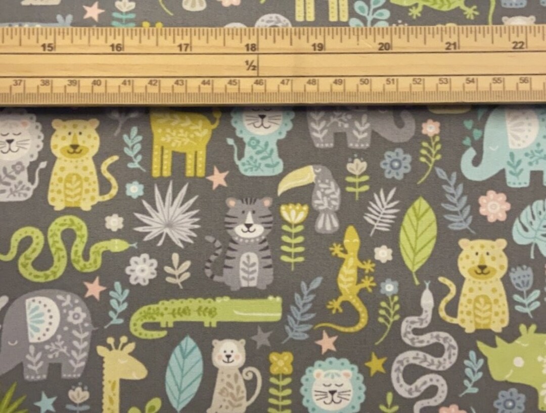 Around the World Giraffe Brown - Makower UK - PER QUARTER METRE Around the World Giraffe Brown - Makower UK - PER QUARTER METRE