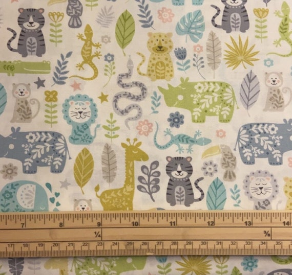 Around the World Giraffe White - Makower UK - PER QUARTER METRE Around the World Giraffe White - Makower UK - PER QUARTER METRE