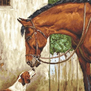 以下が含まれることがあります： 黒のたてがみと尻尾を持つ茶色の馬が、茶色と白の犬を見下ろしています。馬は茶色の革のくつわをつけており、白い木製の柵の隣に立っています。犬は馬を見上げています。