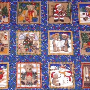 Peut inclure: Un tissu bleu avec un motif répété d'ours en peluche célébrant Noël. Les ours portent des chapeaux de Père Noël, jouent de la musique, décorent un arbre et profitent de la période des fêtes.