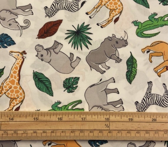 Around the World Giraffe White - Makower UK - PER QUARTER METRE Around the World Giraffe White - Makower UK - PER QUARTER METRE