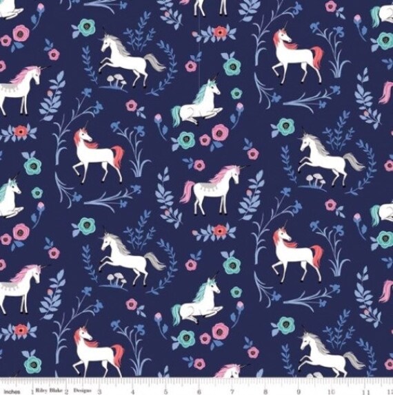 Fat Quarter Frosty Penguins Bears 100/% Cotton Quilting Fabric Makower 15811