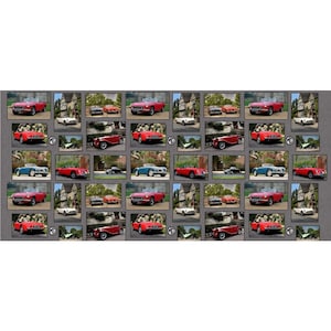 Peut inclure: Un motif répété de voitures de sport classiques MG rouges, bleues et blanches dans différentes poses sur un fond gris. Les voitures sont situées dans un cadre rural anglais avec des bâtiments en pierre et des arbres verts.