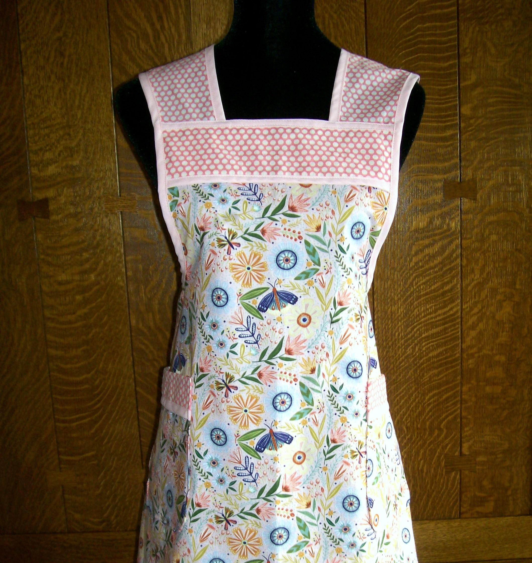 ピンクの花柄キッチンエプロン：レトロスタイル、Mサイズ（6～8歳用