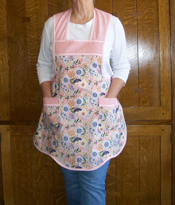 ピンクの花柄キッチンエプロン：レトロスタイル、Mサイズ（6～8歳用