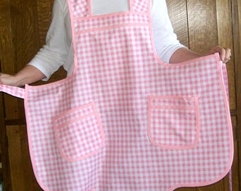 ピンクギンガムチェックのレトロエプロン（ポケット付き） - サイズXL